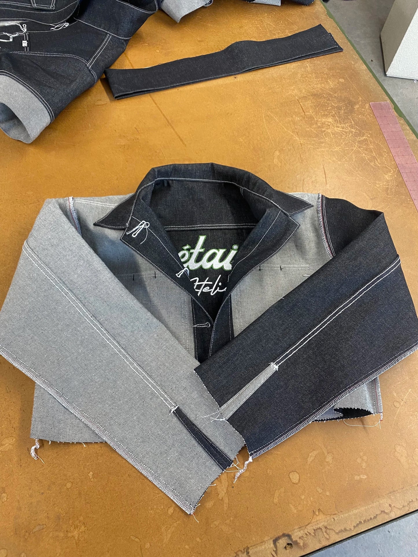 Reversed sleeve long-sleeve jacket - Unisex